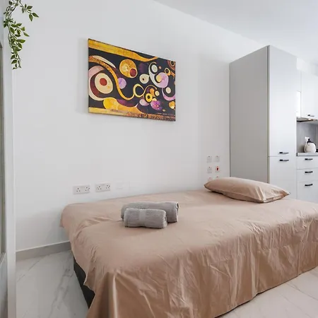 Sliema B20 - 5 Mins Walk To Valletta Ferry - Shopping Mall And Bay Sleeps 7 By Quicktrips Apartment *