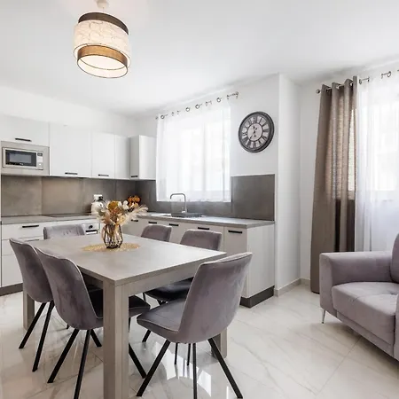 Apartment Sliema B20 - 5 Mins Walk To Valletta Ferry - Shopping Mall And Bay Sleeps 7 By Quicktrips *