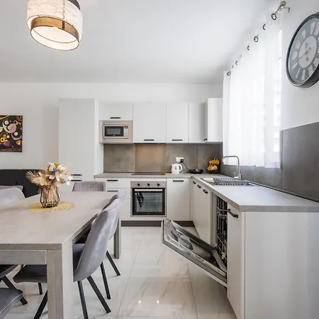 Sliema B20 - 5 Mins Walk To Valletta Ferry - Shopping Mall And Bay Sleeps 8 By Quicktrips Daire