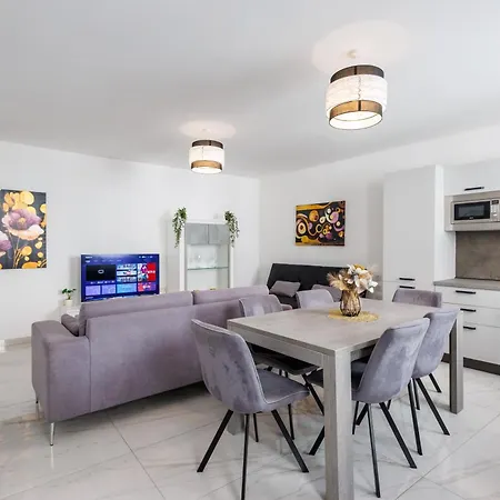 Sliema B20 - 5 Mins Walk To Valletta Ferry - Shopping Mall And Bay Sleeps 8 By Quicktrips *