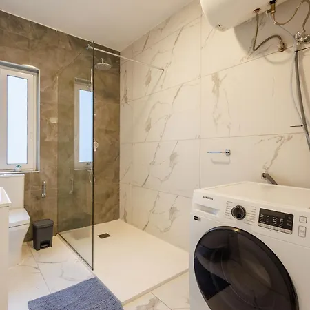 Апартаменты Sliema B20 - 5 Mins Walk To Valletta Ferry - Shopping Mall And Bay Sleeps 8 By Quicktrips *