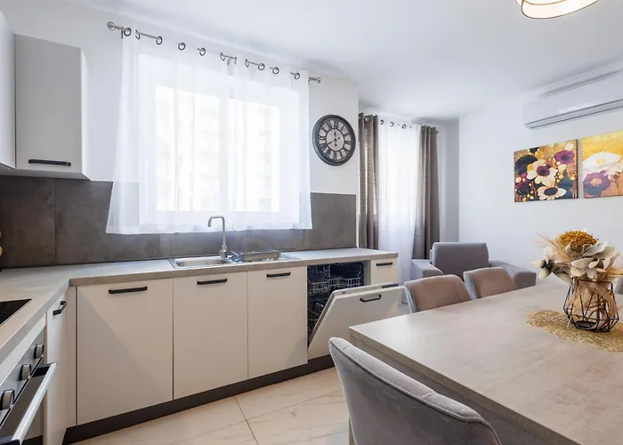 Sliema B20 - 5 Mins Walk To Valletta Ferry - Shopping Mall And Bay Sleeps 8 By Quicktrips Daire *