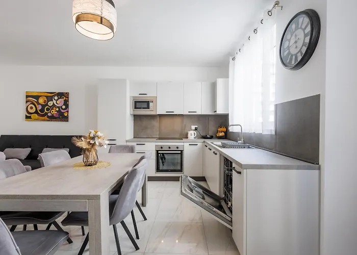 Sliema B20 - 5 Mins Walk To Valletta Ferry - Shopping Mall And Bay Sleeps 8 By Quicktrips شقة