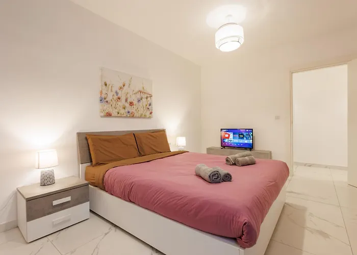 Sliema B20 - 5 Mins Walk To Valletta Ferry - Shopping Mall And Bay Sleeps 8 By Quicktrips Daire *