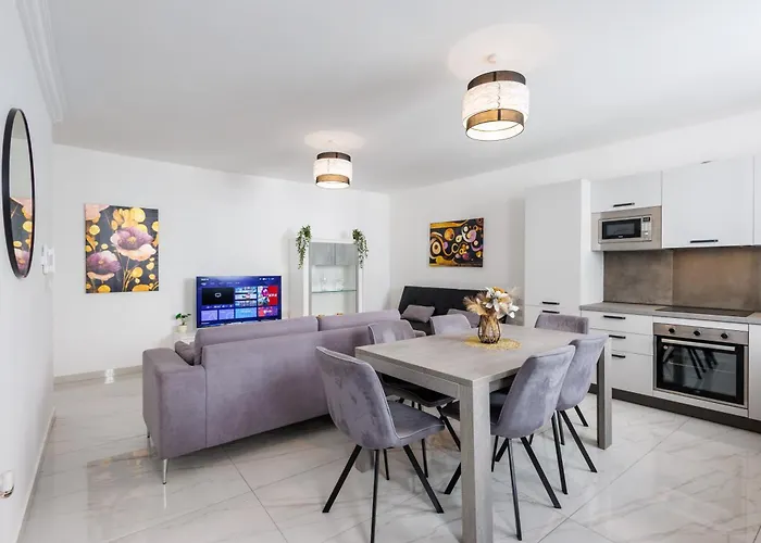 Sliema B20 - 5 Mins Walk To Valletta Ferry - Shopping Mall And Bay Sleeps 8 By Quicktrips *