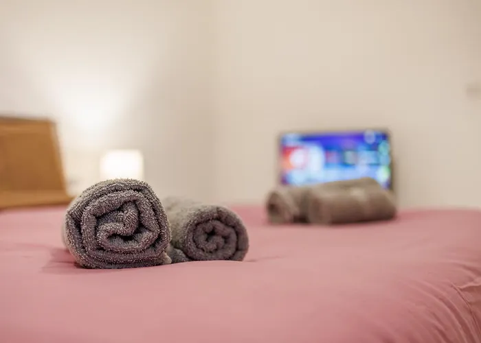 Sliema B20 - 5 Mins Walk To Valletta Ferry - Shopping Mall And Bay Sleeps 8 By Quicktrips Daire *