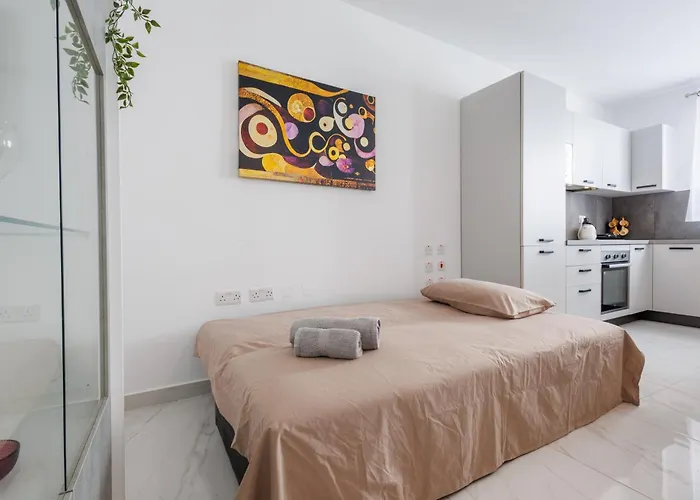 Sliema B20 - 5 Mins Walk To Valletta Ferry - Shopping Mall And Bay Sleeps 8 By Quicktrips Daire *