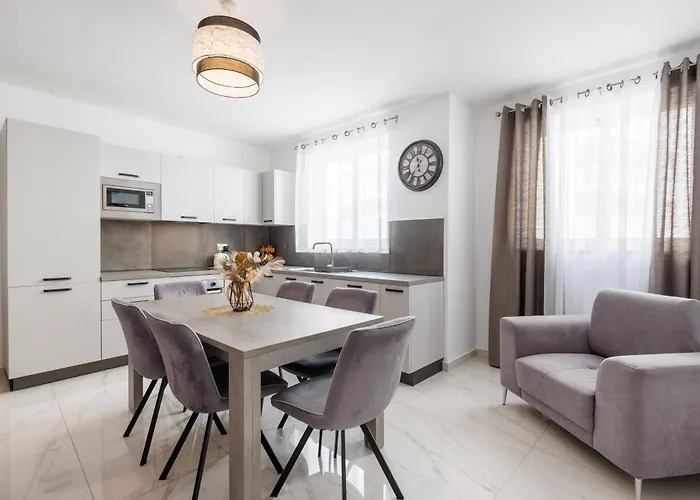 Daire Sliema B20 - 5 Mins Walk To Valletta Ferry - Shopping Mall And Bay Sleeps 8 By Quicktrips *