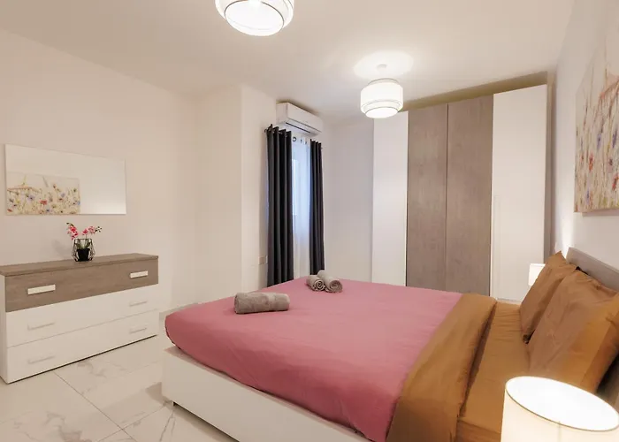 Sliema B20 - 5 Mins Walk To Valletta Ferry - Shopping Mall And Bay Sleeps 8 By Quicktrips *